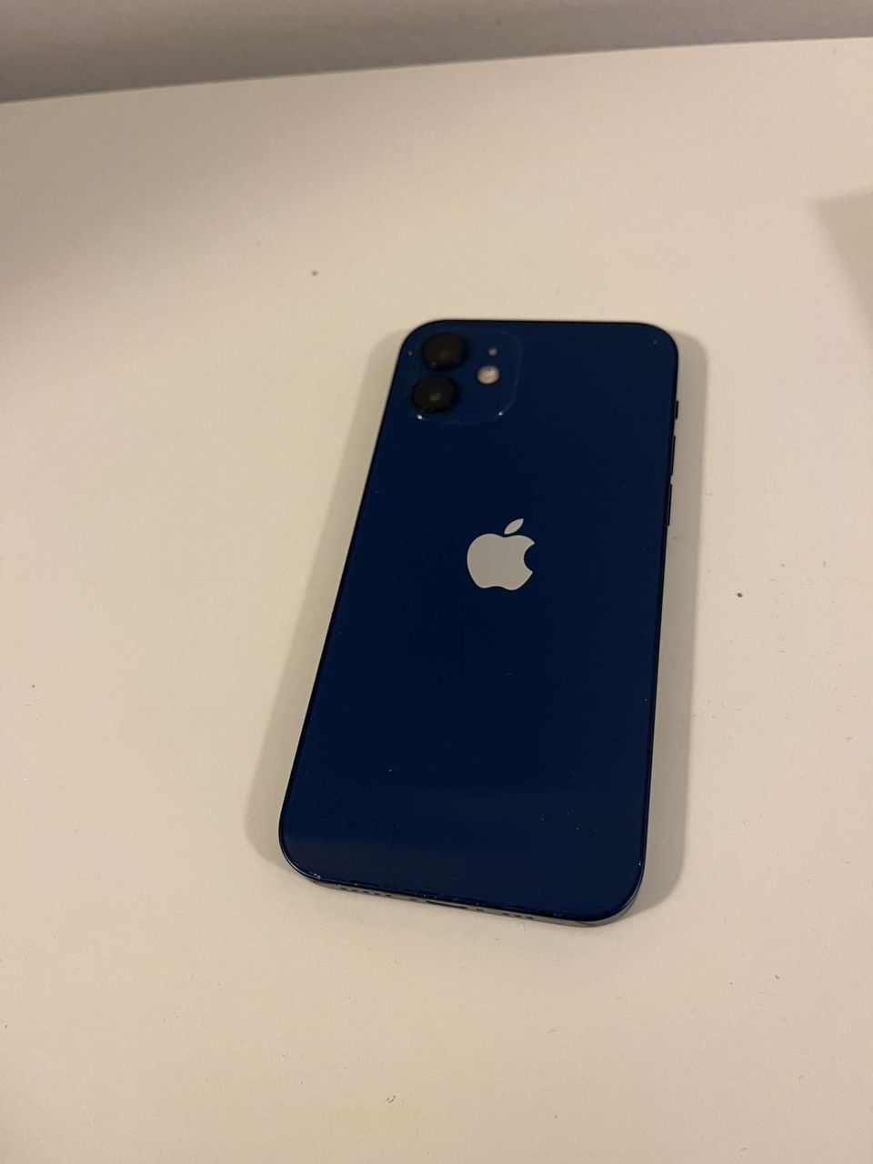 Myytävänä IPhone 12