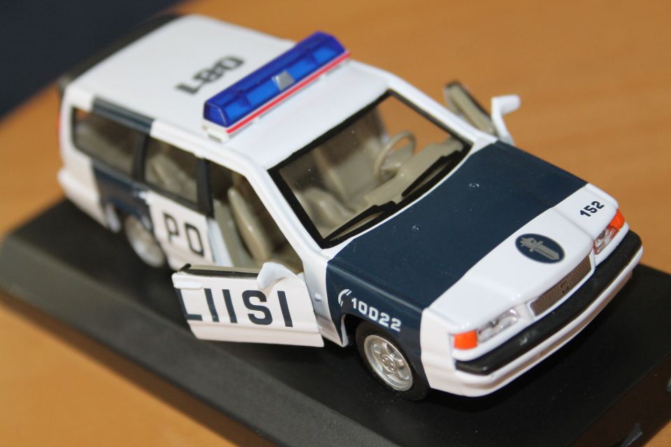 Vanha Suomi keräilyauto poliisiauto Volvo 850 1995 metallinen pienoismalli 1:43