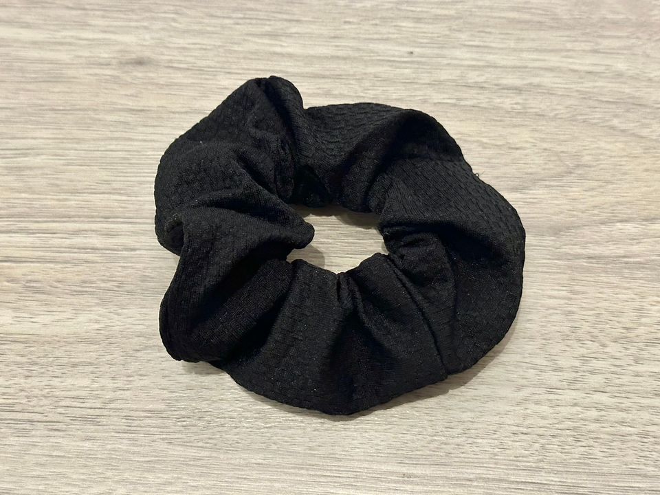 Musta hiusdonitsi / scrunchie