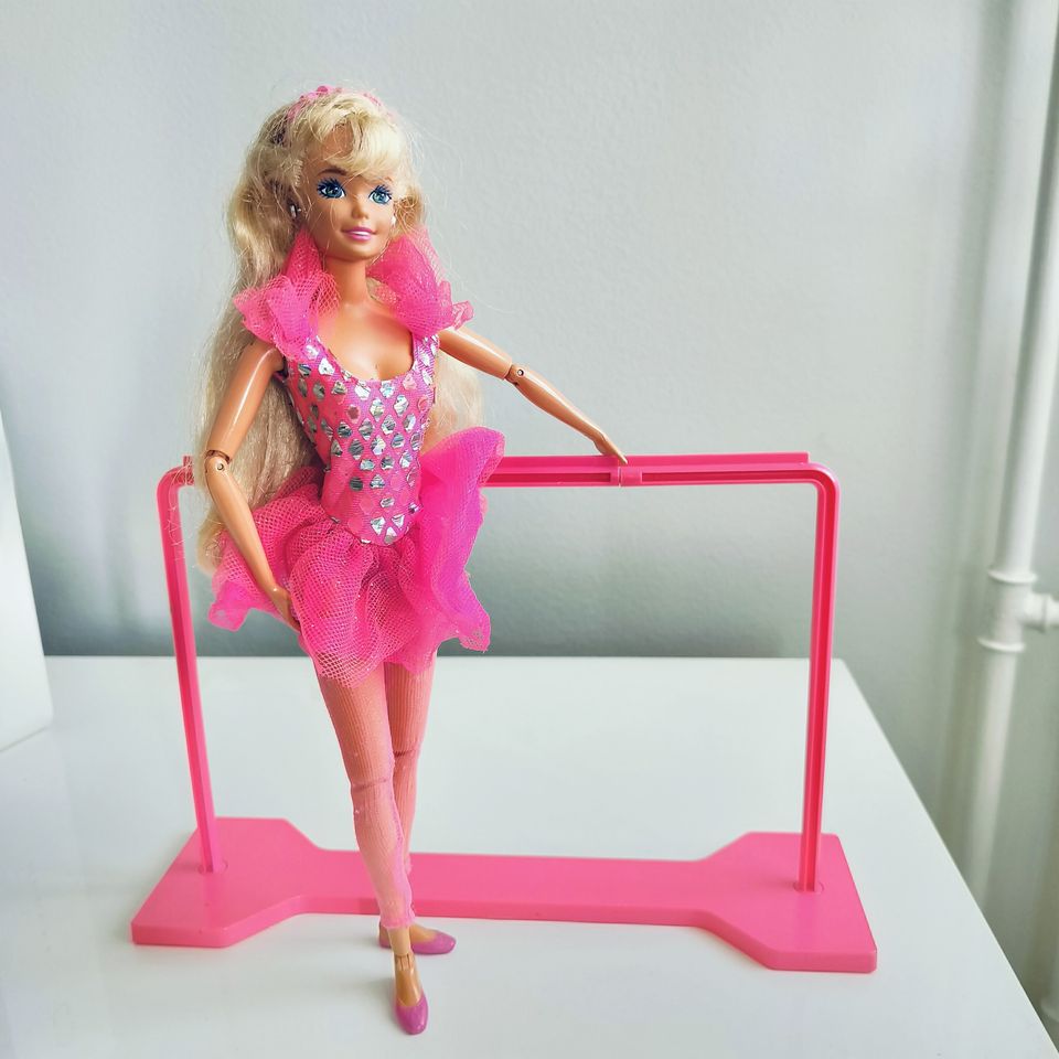 Mattelin Twirling ballerina Barbie tankoineen