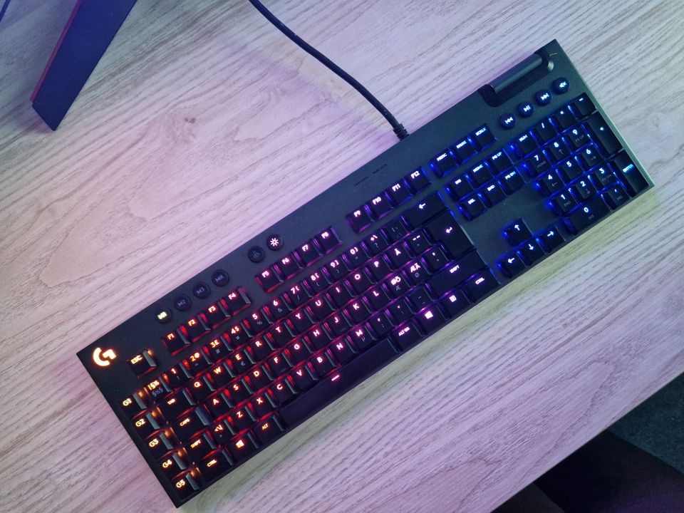 Logitech g815