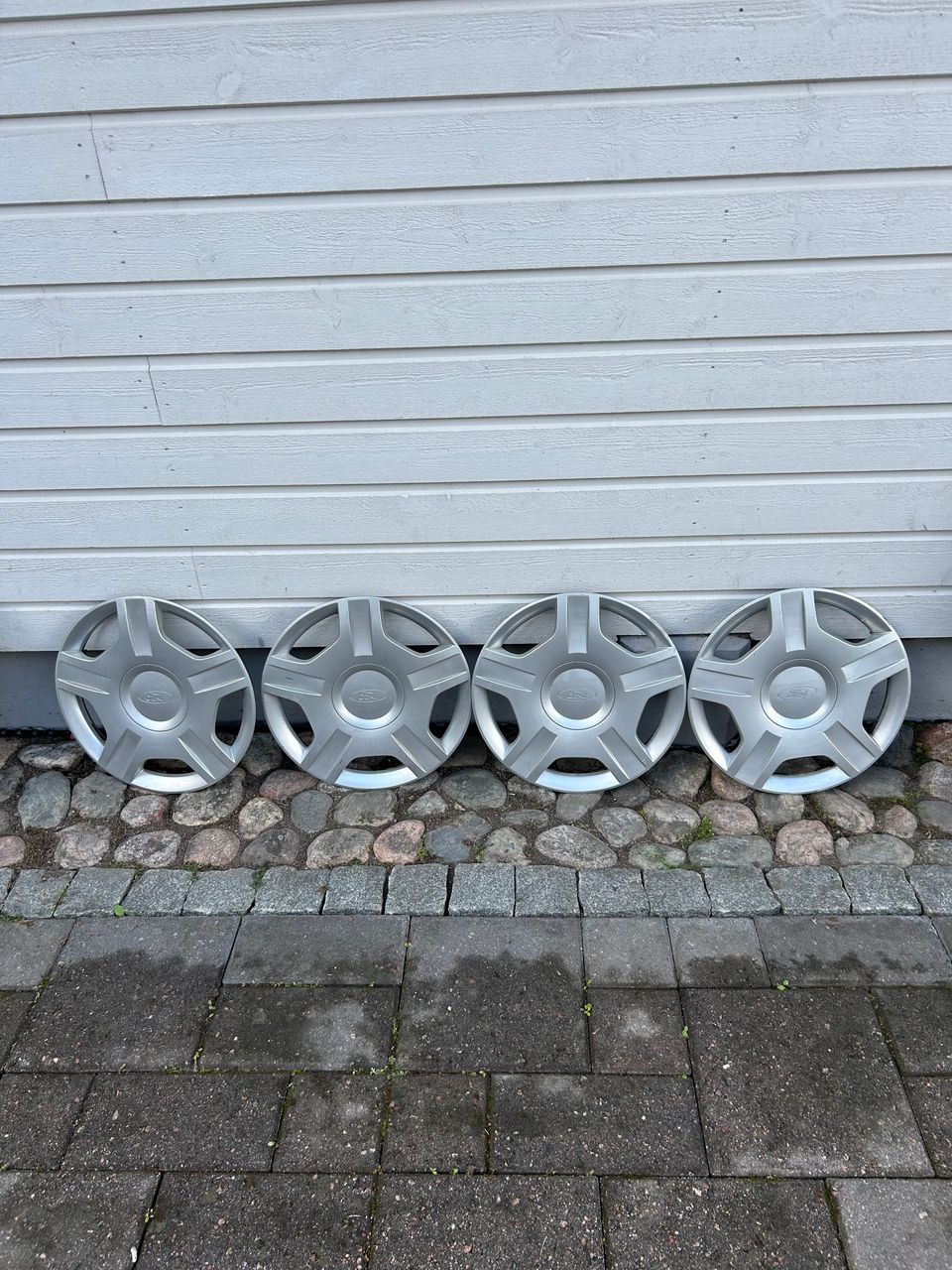 Ford pölykapselit 14” vanteille