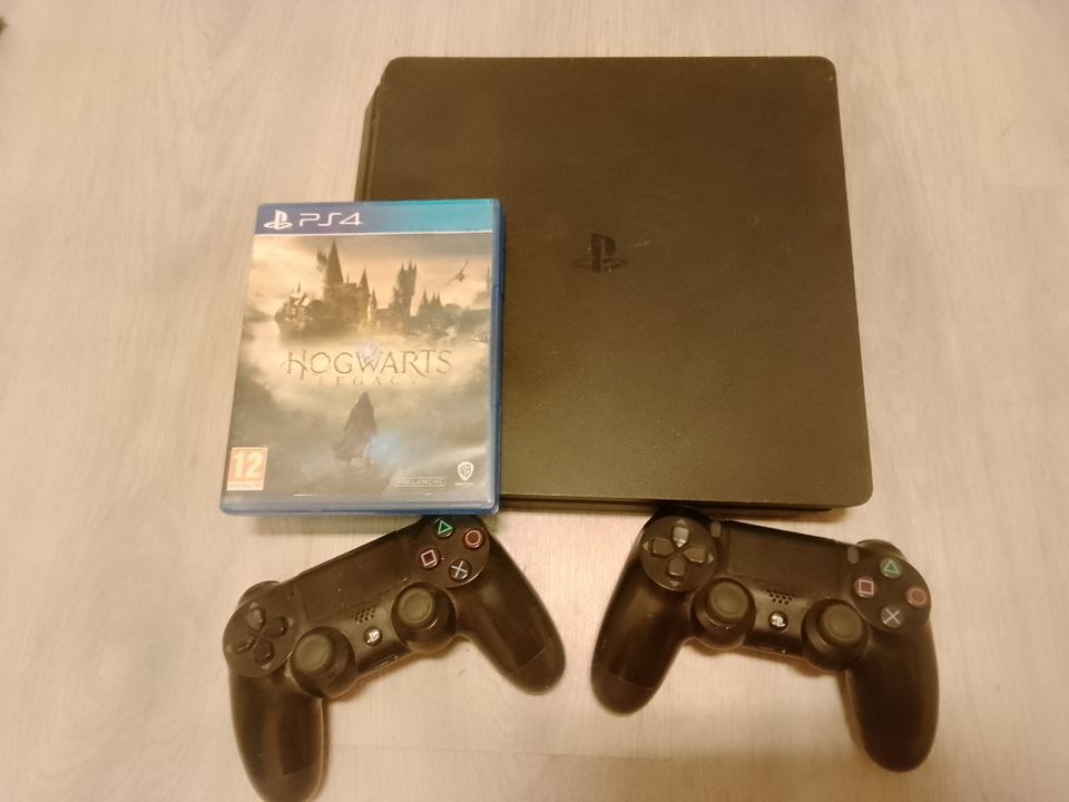 Playstation 4, 2 ohjainta ja hogwarts peli