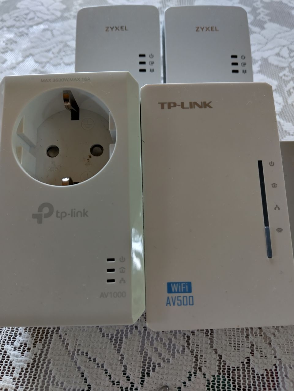 TP-Link 3 ja Zyxel 2