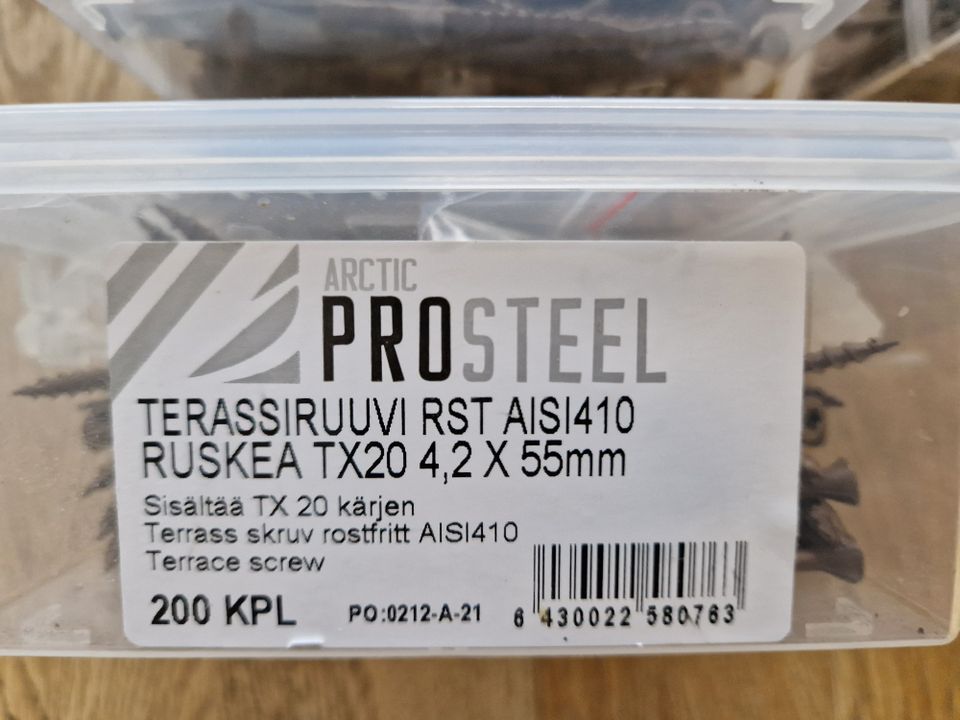 Arctic Prosteel -terassiruuveja, väri ruskea, yht. alle 500 kpl