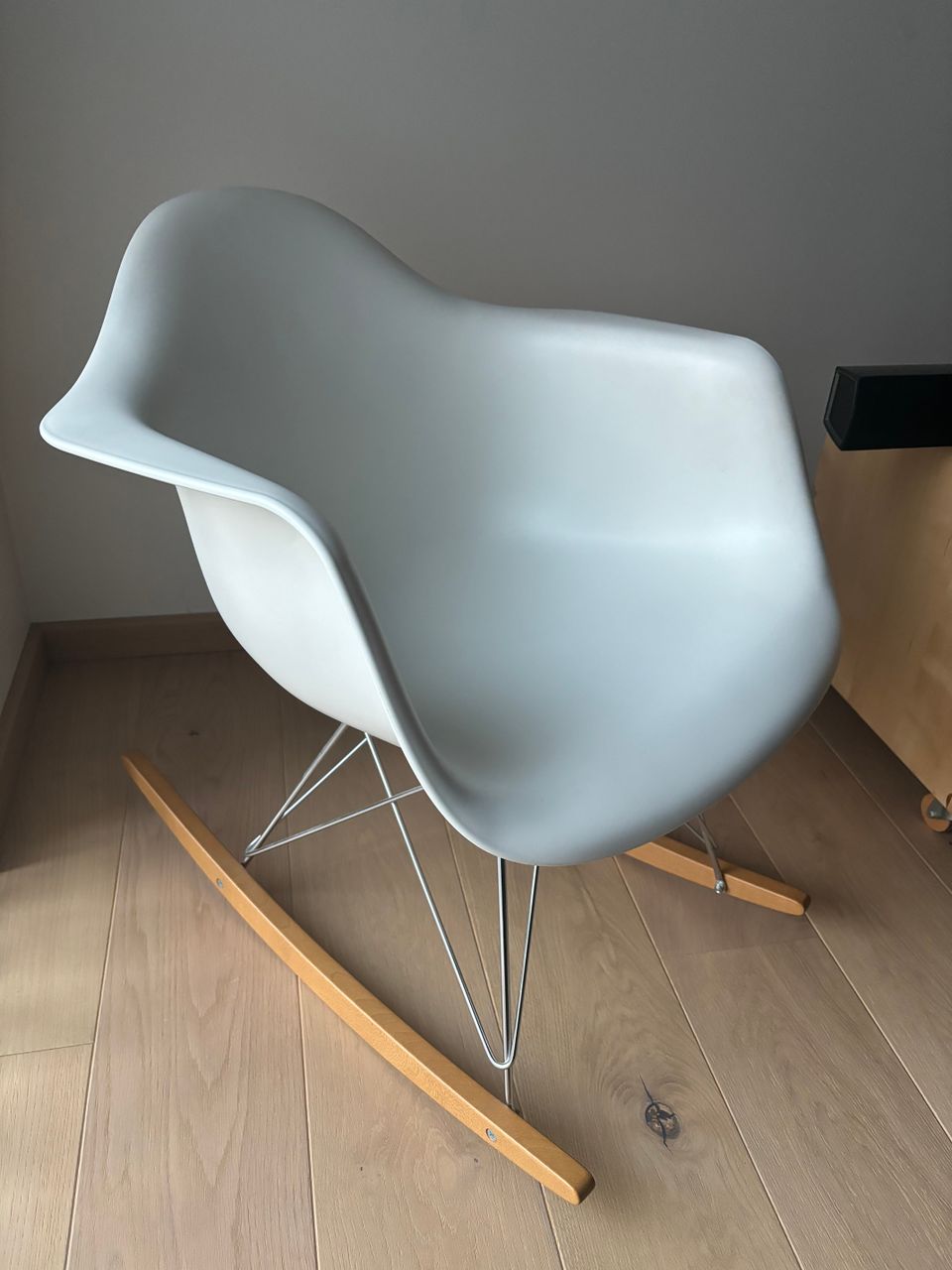 Vitra Eames RAR-keinutuoli