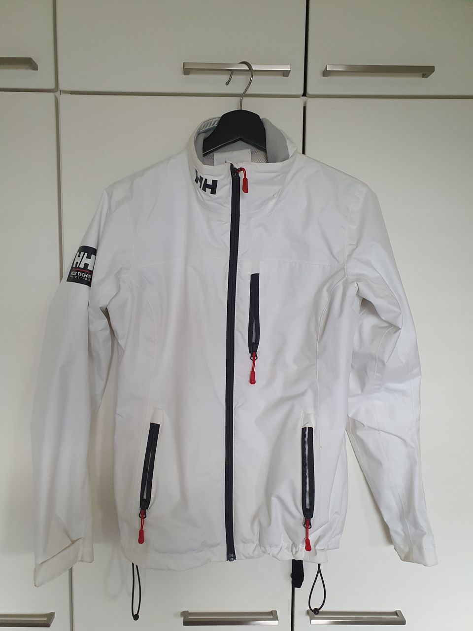 Helly hansen takki valkoisena