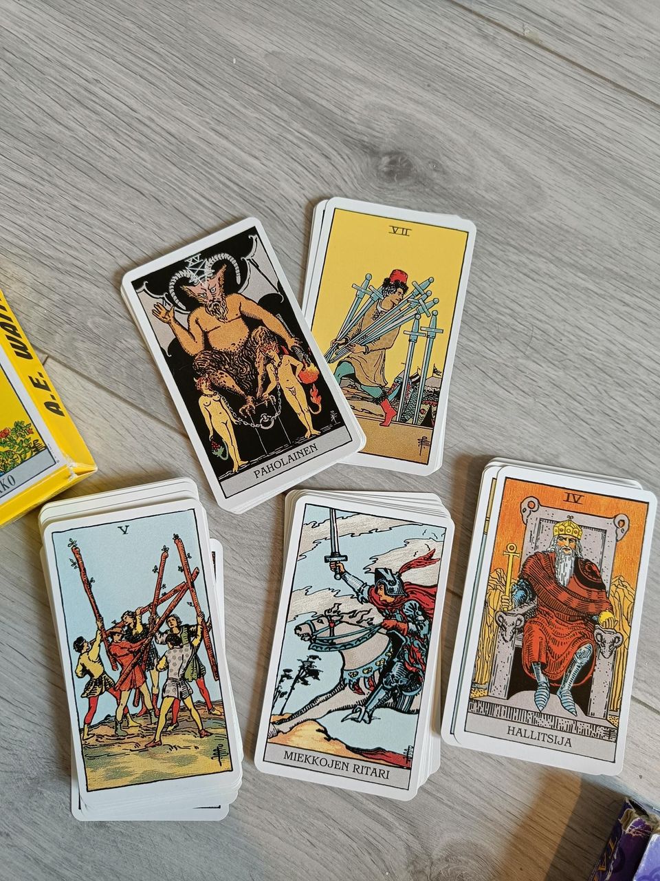 Aloittelijan Tarot kortit ja opaskirja