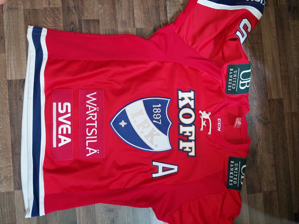 Anton Lundell Game worn punainen himapaita 2020-2021 kaudelta