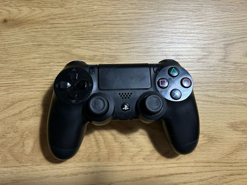 Alkuperäinen Sony DualShock 4 -peliohjain