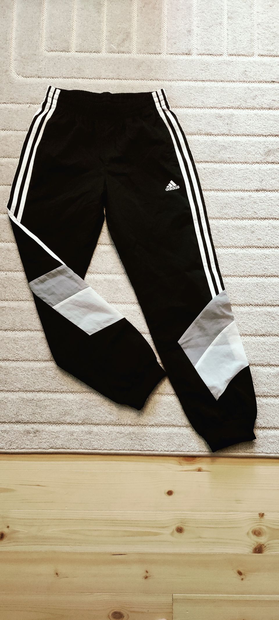 Adidas tuulihousut 152