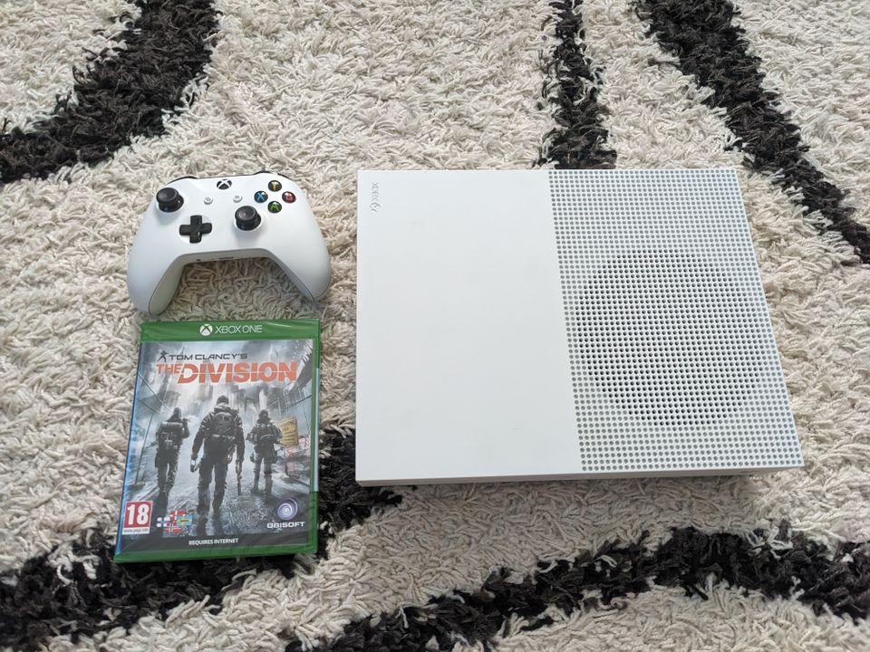 Xbox One S + ohjain ja The Division