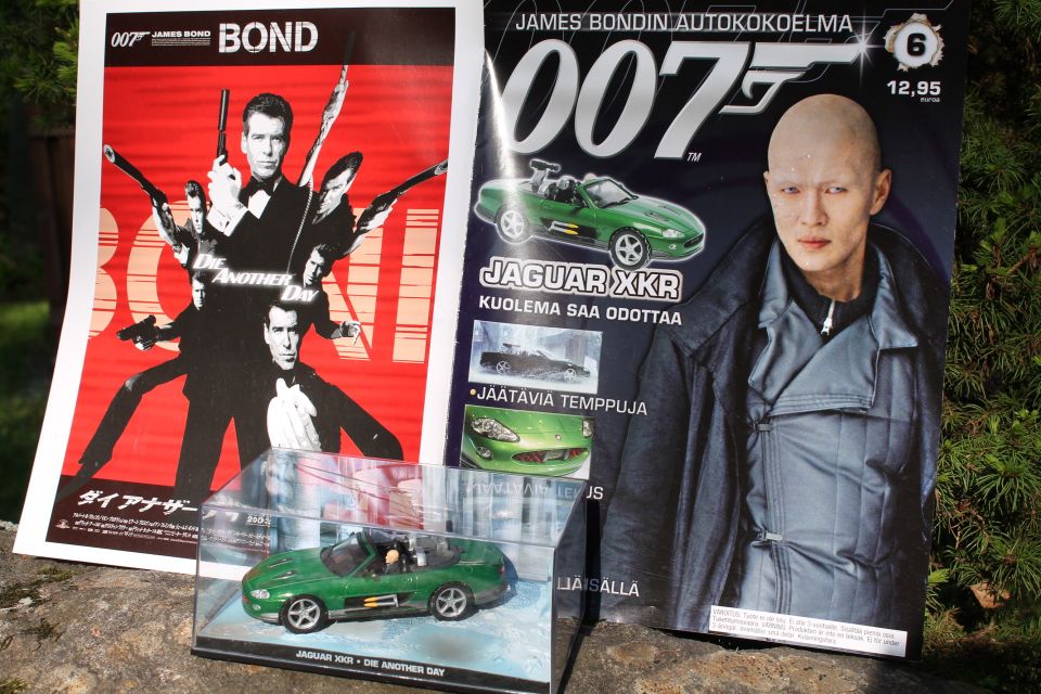 James Bond 007 2002 Jaguar XKR + alkuperäinen lehti pienoismalli auto 1:43