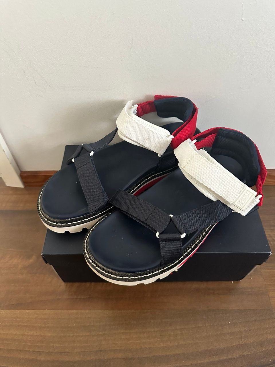 Tommy Hilfiger sandaalit