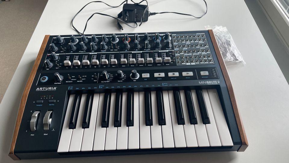 Arturia Minibrute 2