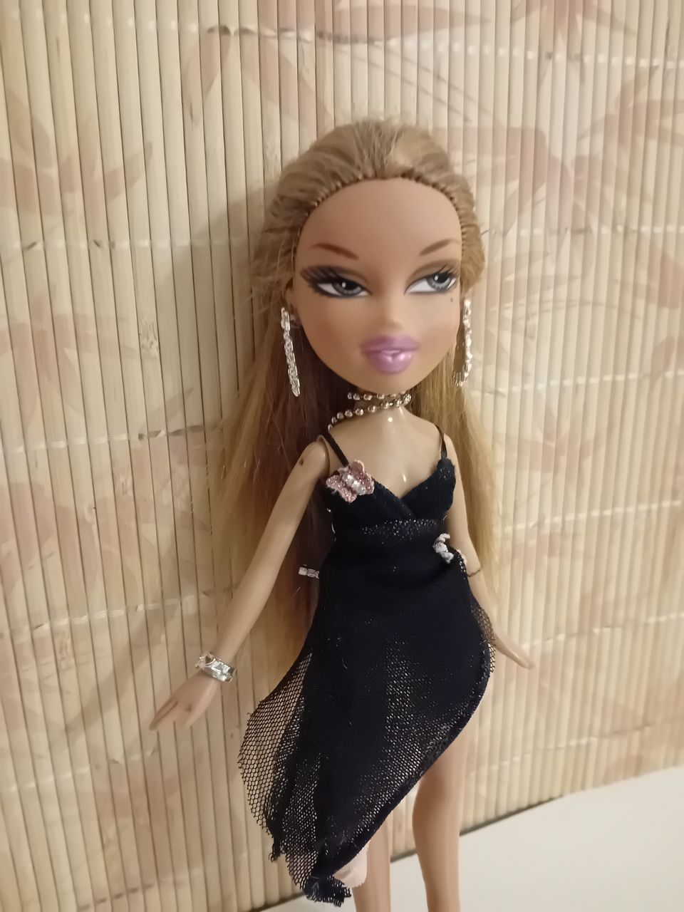 Bratz nukke kivassa pikkumustassa mekossa +koruissa