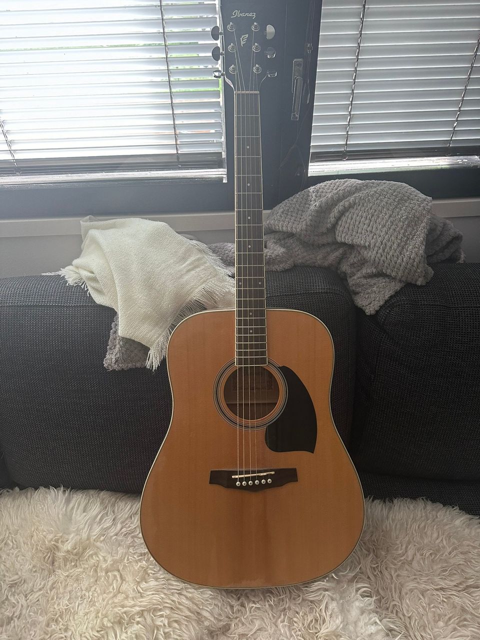 Ibanez PF15NT, teräskielinen akustinen kitara ja kanto kotelo kangasta.