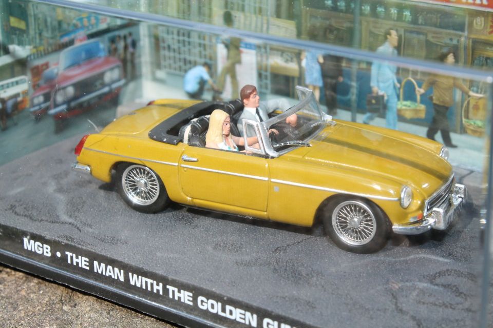 007 Mies ja kultainen ase elokuva James Bond 1:43 pienoismalli 1974 MGB auto