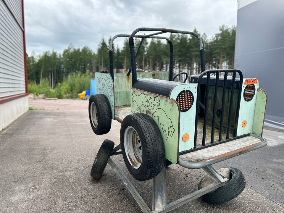 Vähän isompi lasten keinuauto pihalle.