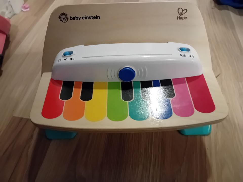 Baby einstein Pienten lasten ja vähän isompien mieleinen soitin.