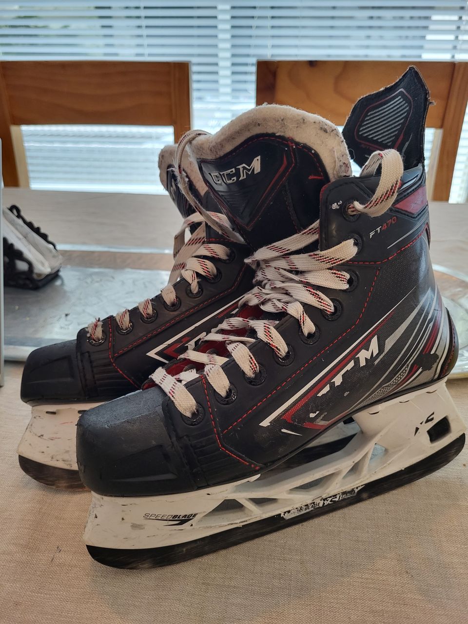 CCM Jetspeed ft 470, mustat terät, koko 39