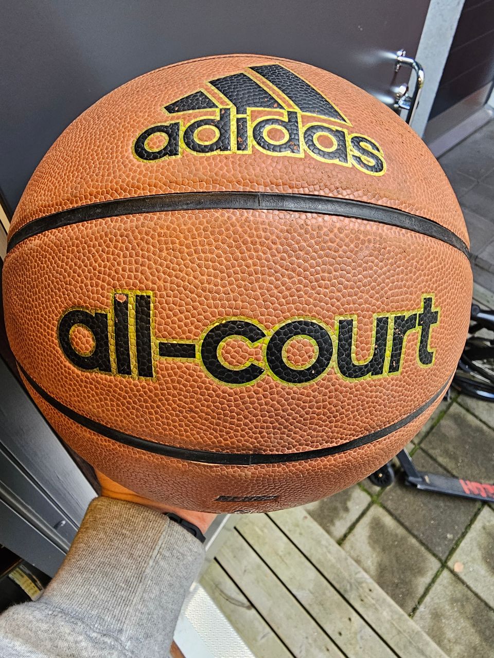 Adidas all-court koripallo