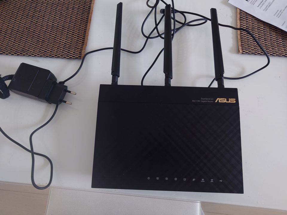 Asus RT-AC66U wlan-reititin