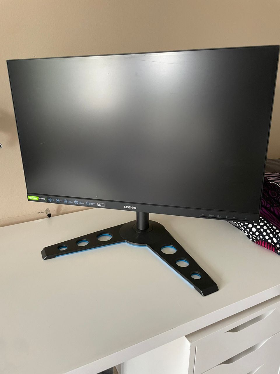 Lenovo legion 240hz QHD, HDR, G-Sync (VAIHDOTKIN KÄY)