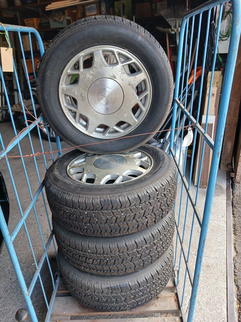 Cadillac -97 aluvant. hyvillä 225/60R16 M+S renkailla. Vetari, pyörän napa