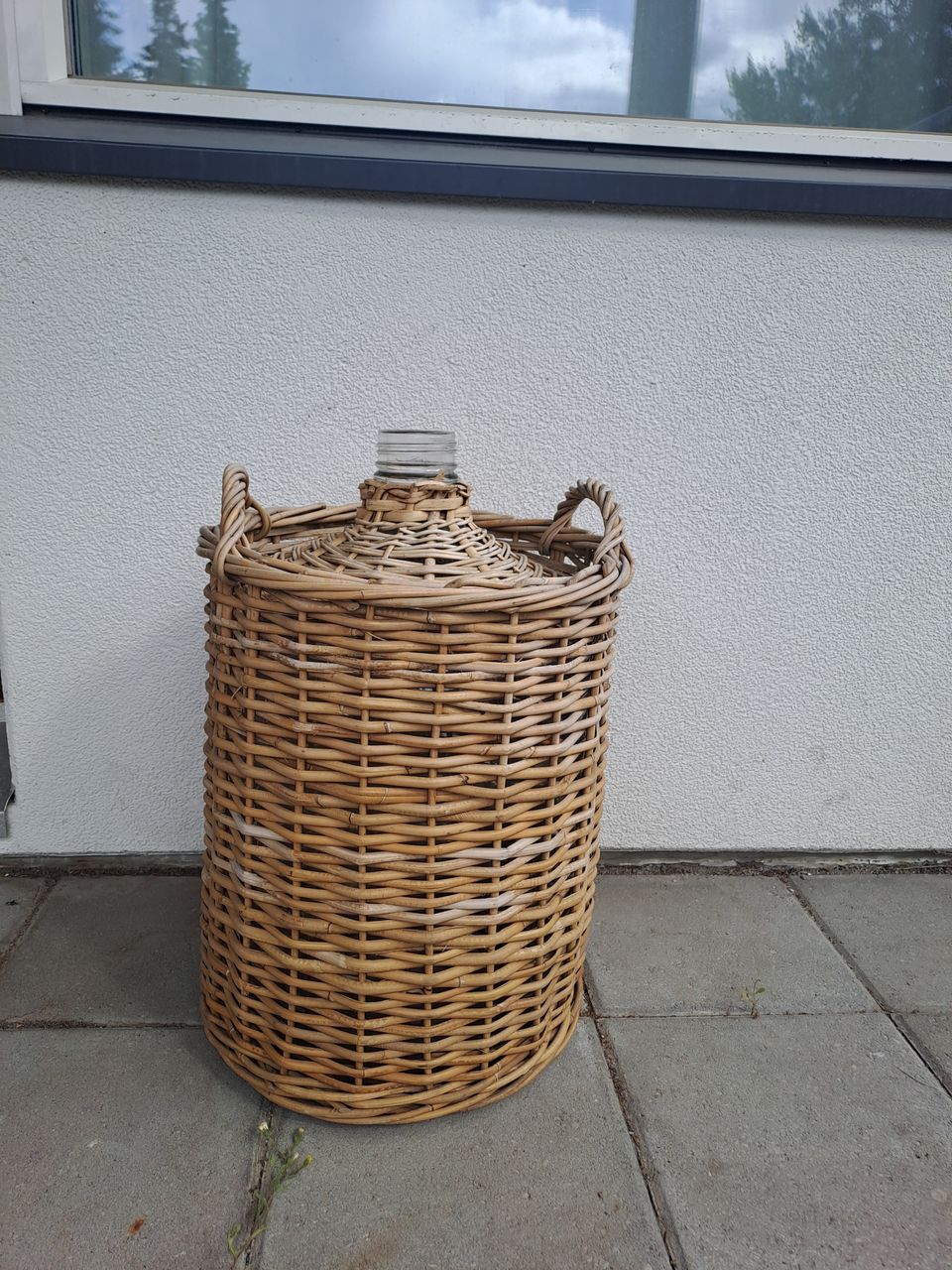 Suuri lasipullo rottinkikorissa 30l