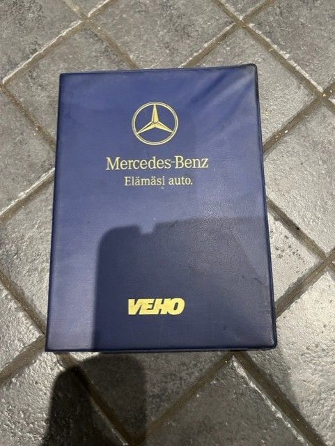 Mercedes Benz kayttöohjekirja kansio