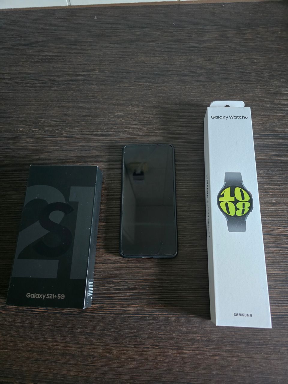 Samsung Galaxy S21+ ja Galaxy Watch6