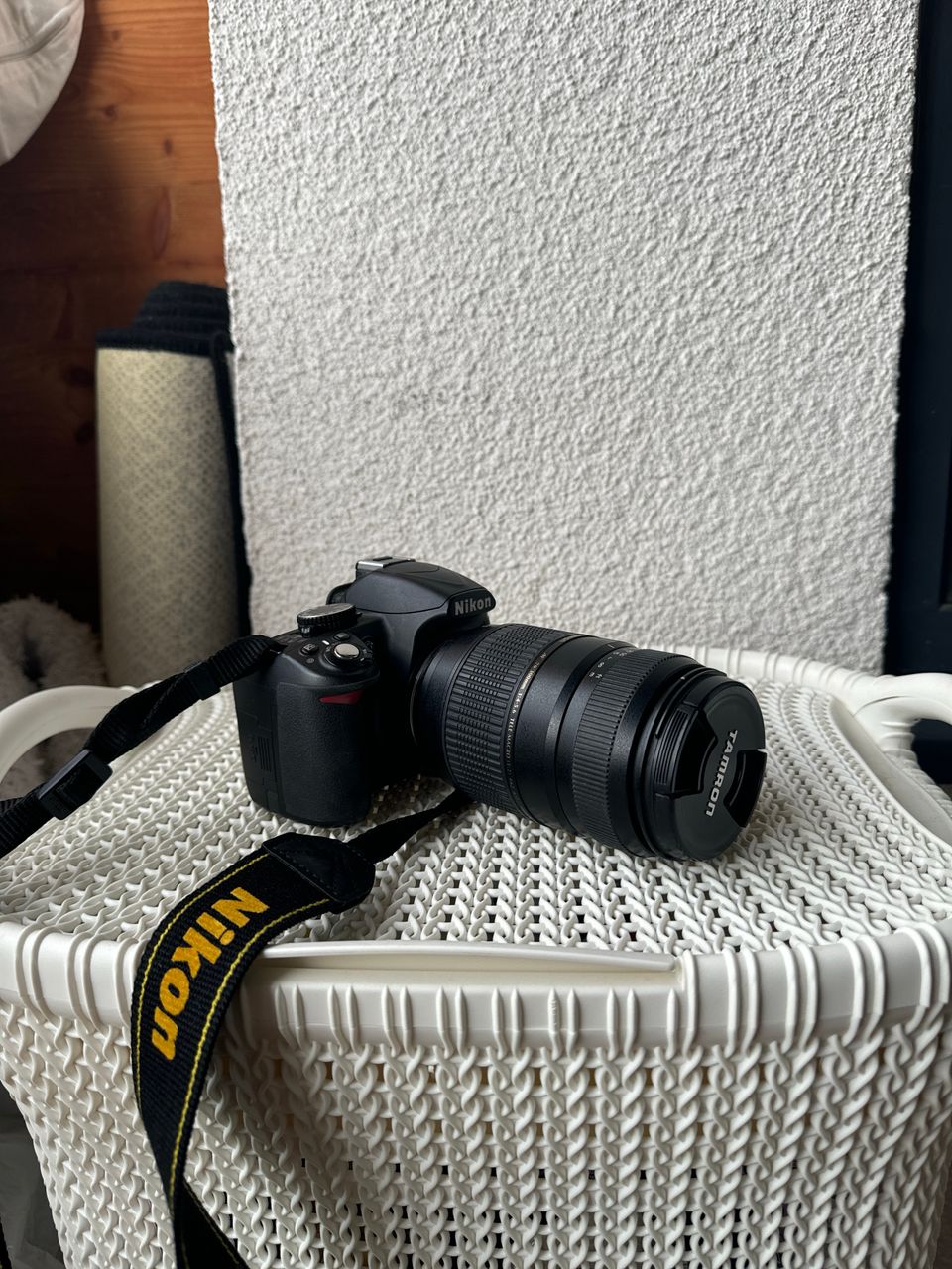 Nikon D3100 + Tamron linssi + säilytyslaukku ja seinälaturi