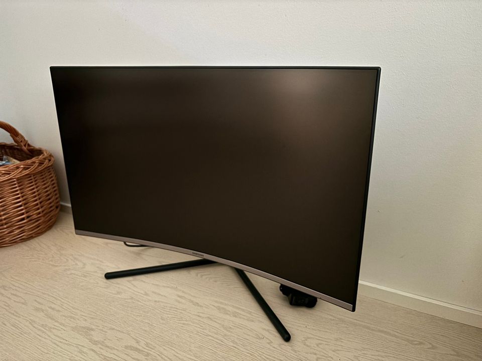 Samsung 32” 4K kaareva näyttö