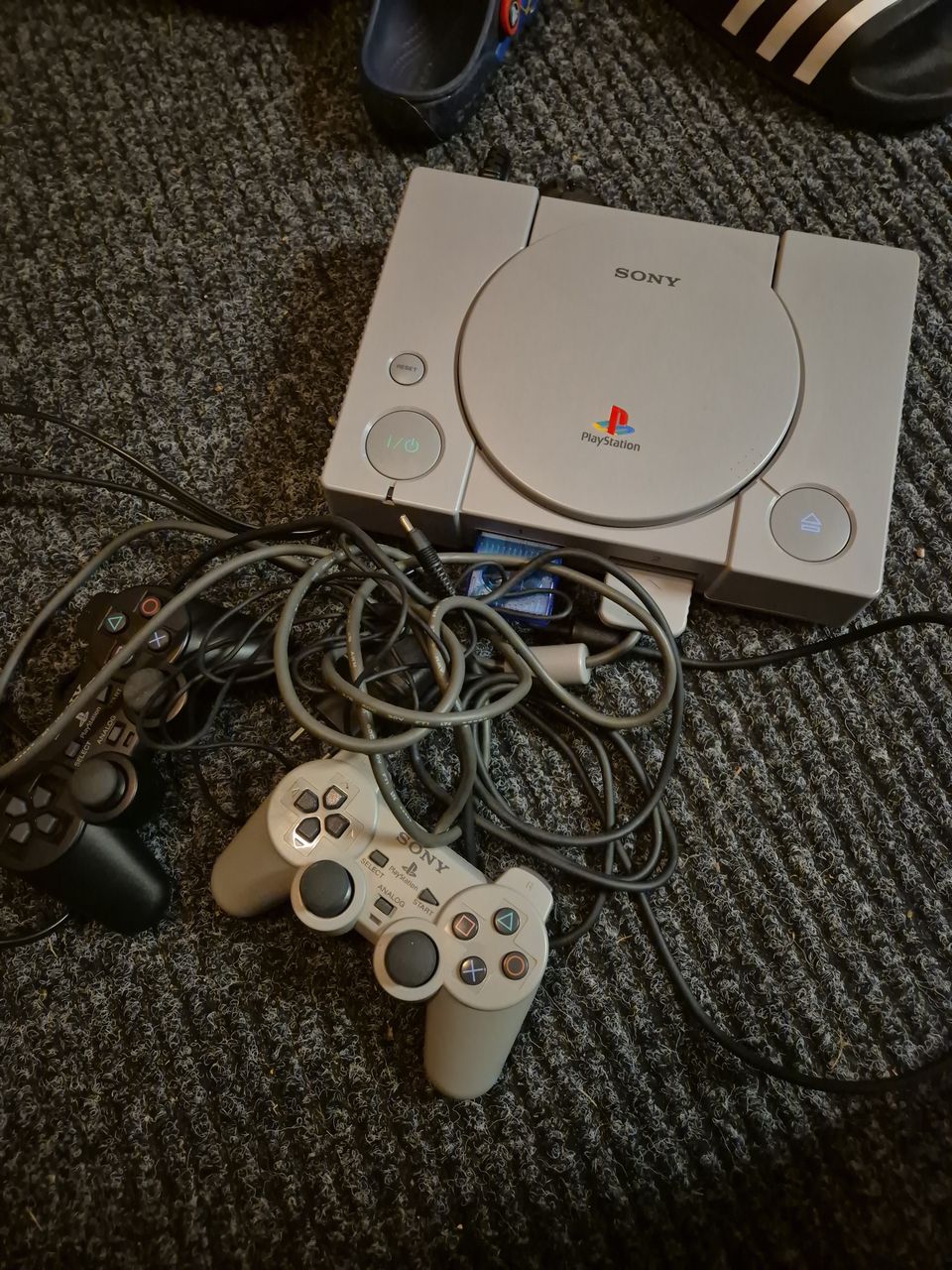 Playstation 1 + 2 ohjainta + muistikortti