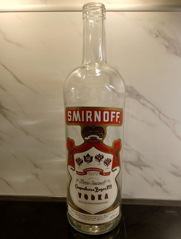 Vodkapullo 3 litraa Smirnoff (tyhjä)