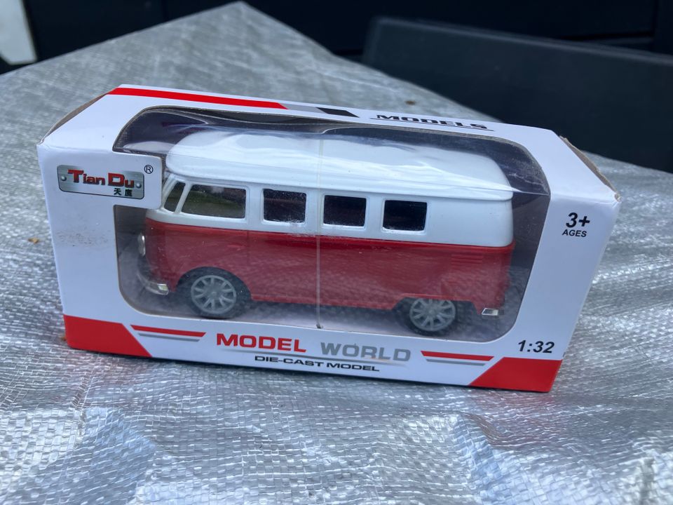 Pienoismalli VW Kleinbus 1:32 ei leikitty