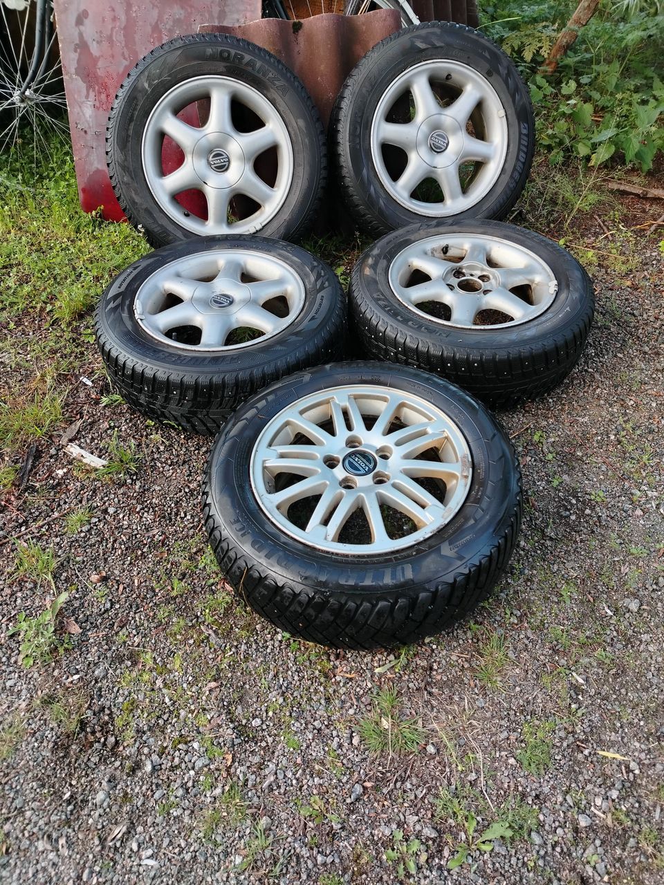 Volvo V70 195/65R15 talvienkaita aluvanteilla