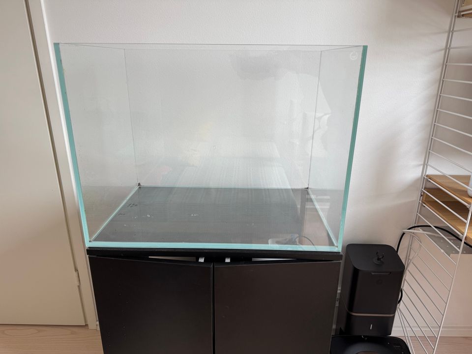 Aquarium and cabinet / akvaario ja kaluste