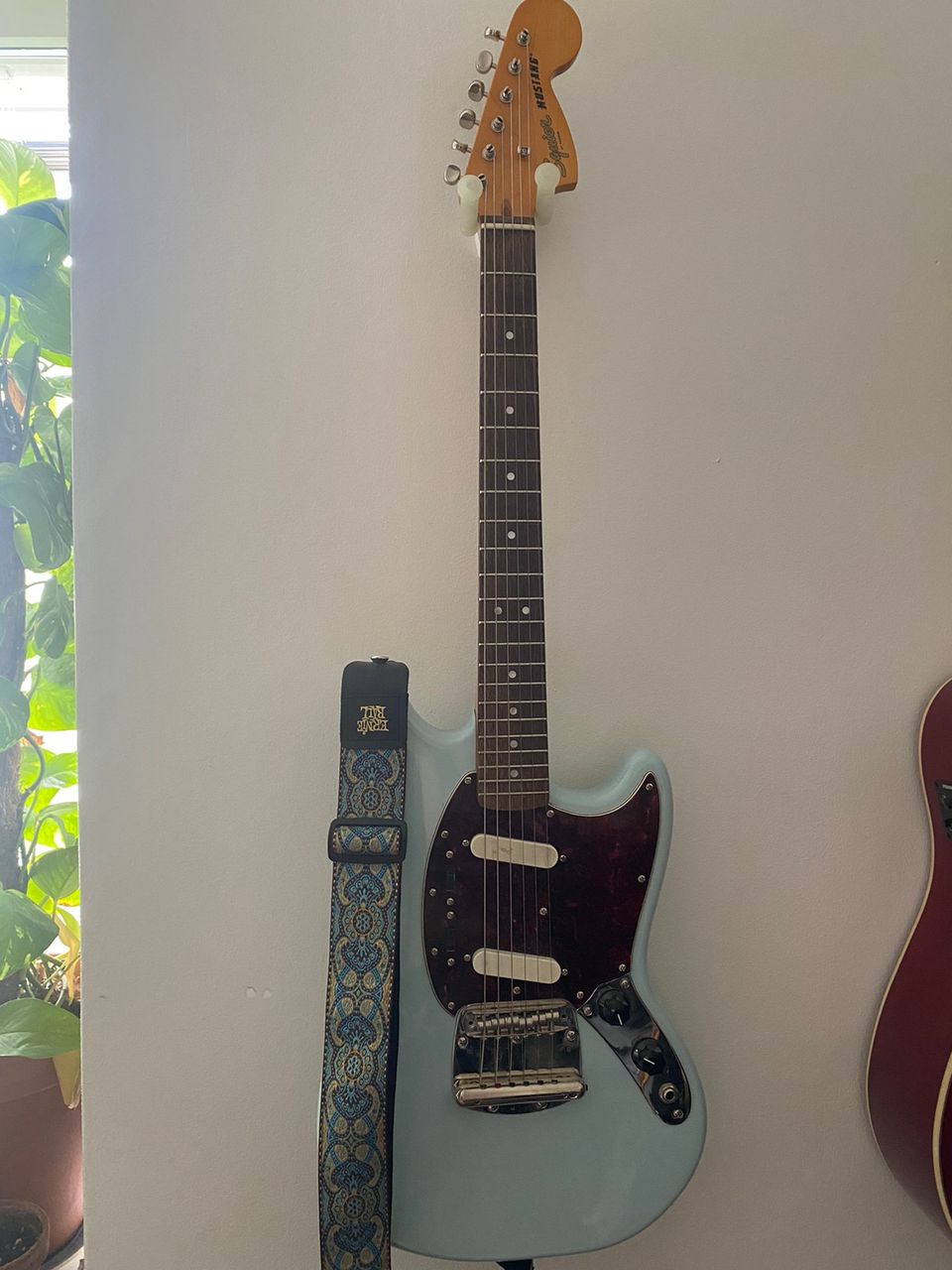 Vaaleansininen Squier Mustang