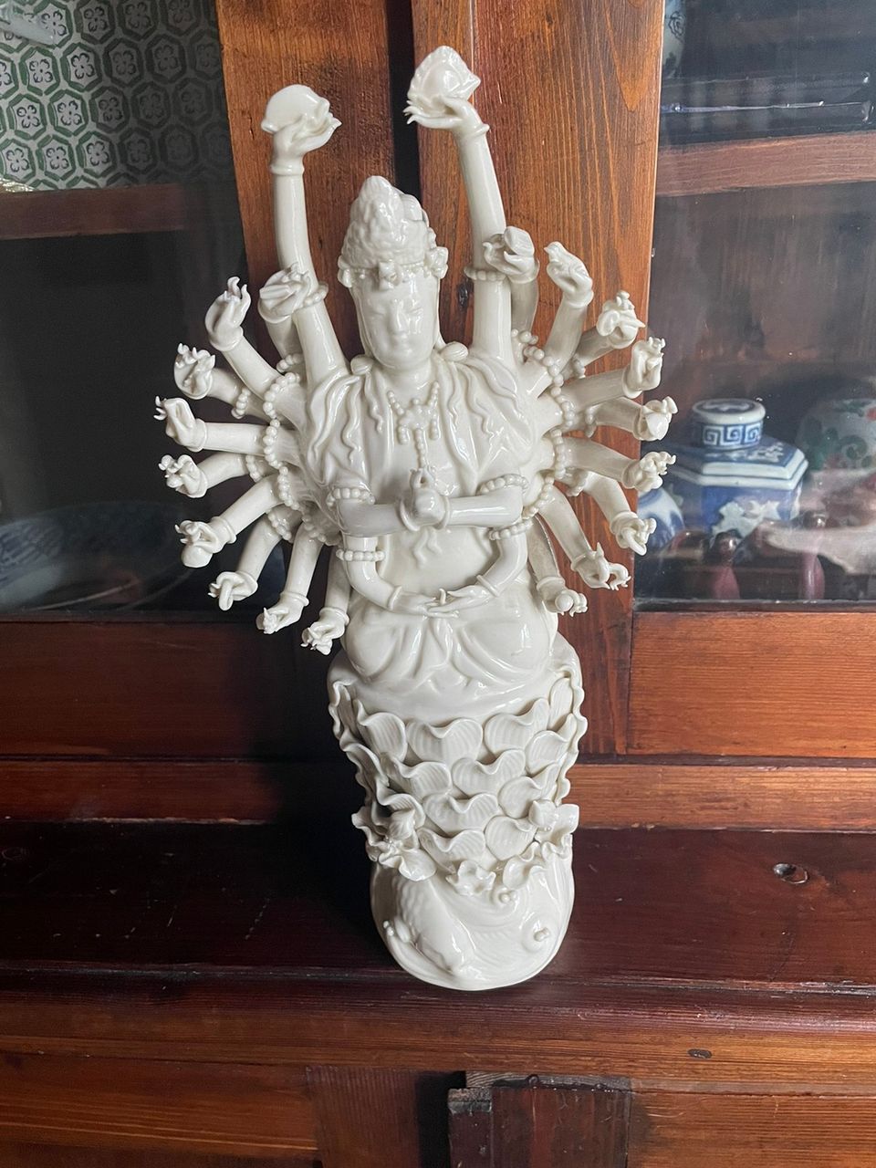 Kiinasta tuotu patsas. Guanyin thousand hands