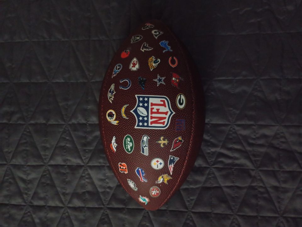 Wilson NFL jalkapallo joukkueiden logoilla