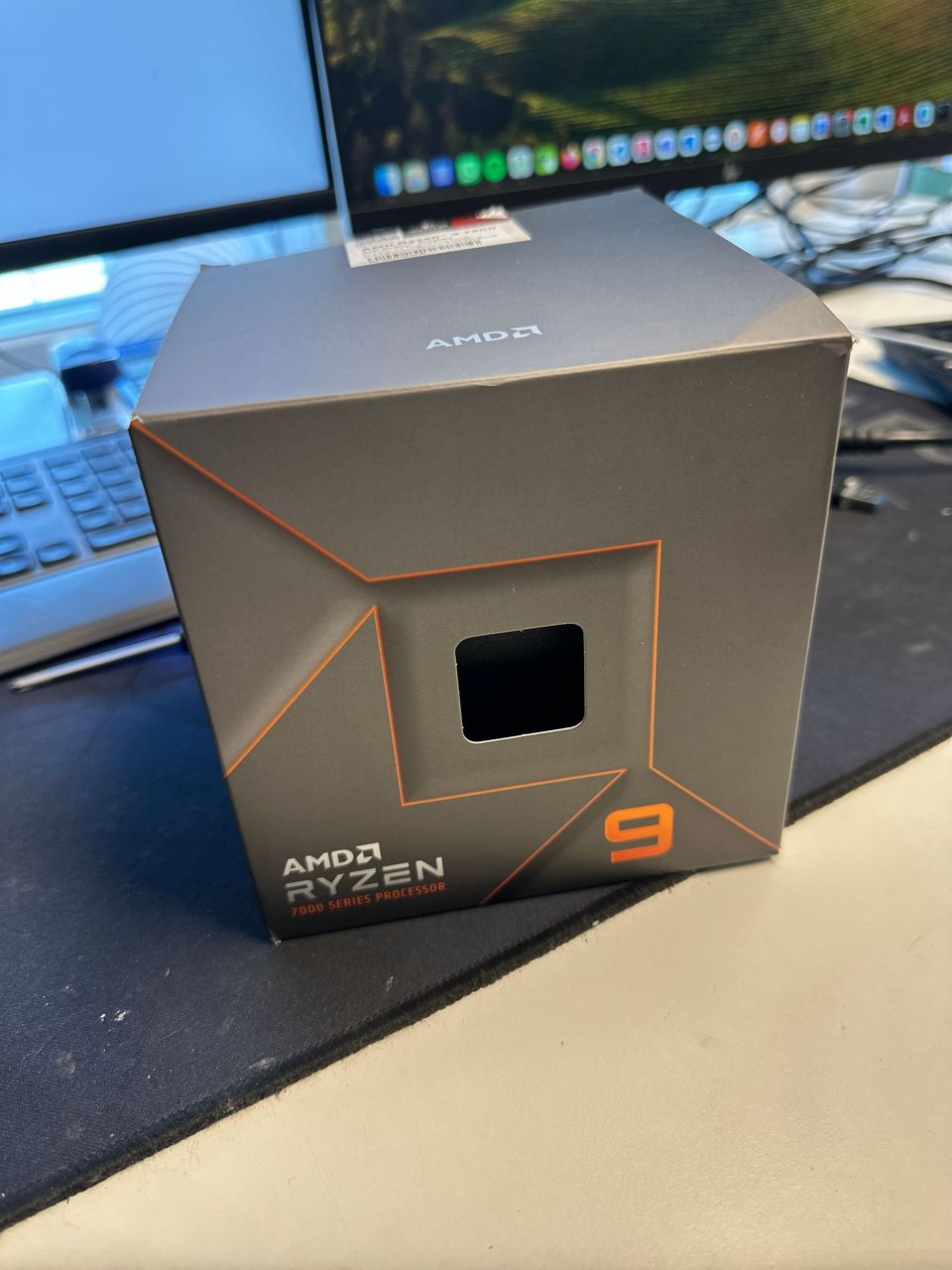 Ryzen 9 7900 vakio AM5 jäähy. Ei prossua.