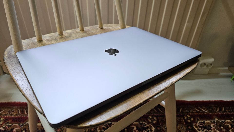 Macbook Pro 16" Late 2019 / i9 / 16g / Radeon Pro 5500M / 1 TB SSD