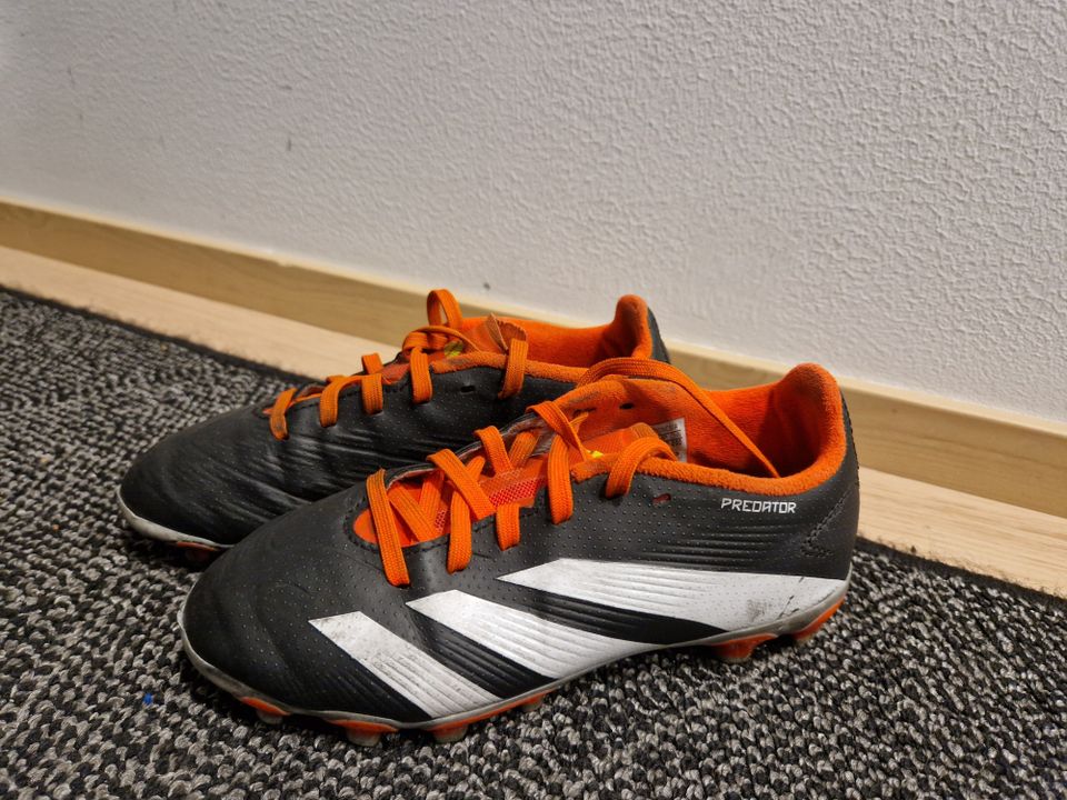 Adidas Predator nappikset, koko 33