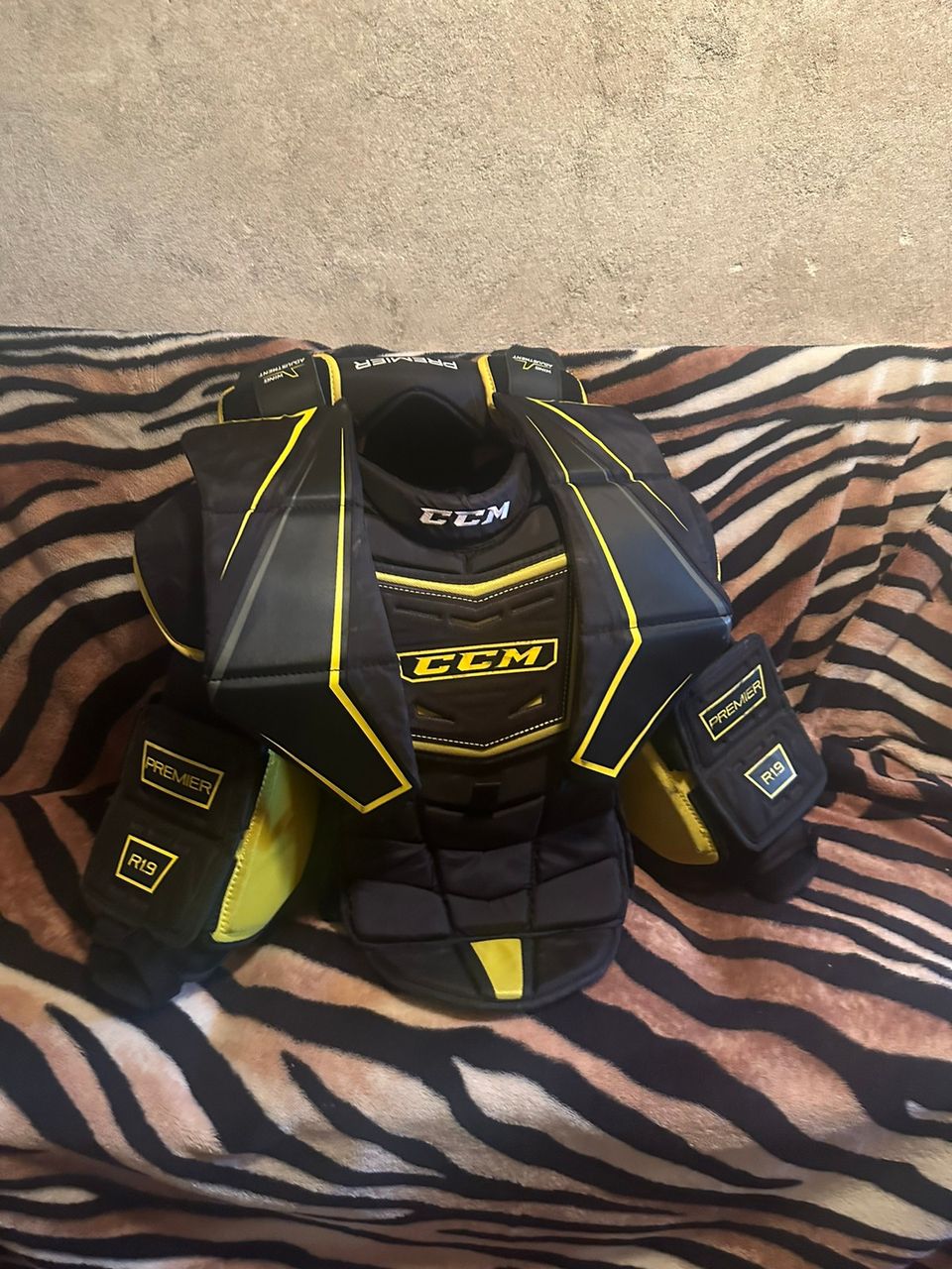 Ccm premier R1.9 Rintapasuoja Koko: INT L