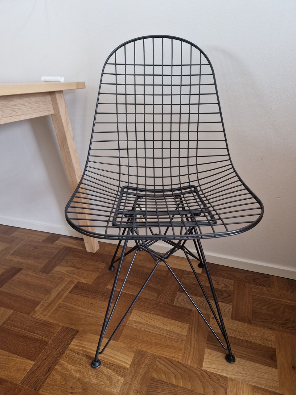 Vitra Wire Chair DKR, musta