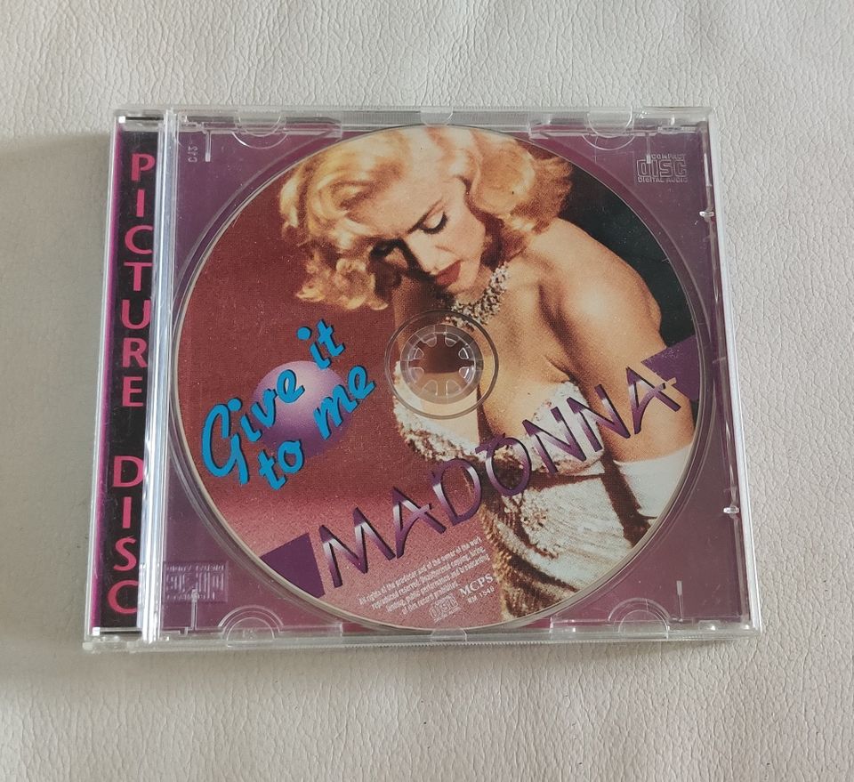 Madonna, Give it to me CD