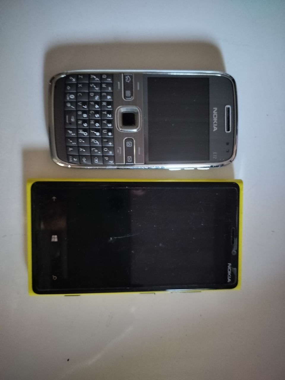 Nokia 920 ja E72 puhelimet