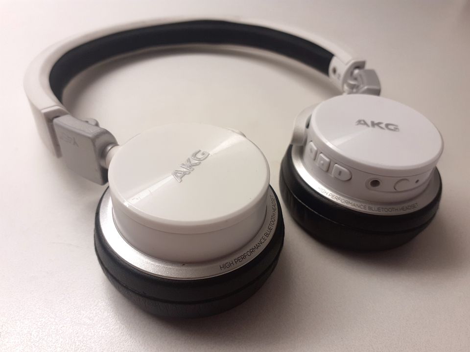 AKG Y45BT Bluetooth kuulokkeet, valkoinen